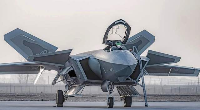 殲-20戰(zhàn)斗機，經(jīng)歷與挑戰(zhàn)——關(guān)于殲-20摔機事件的深度解析，殲-20戰(zhàn)斗機摔機事件深度解析，經(jīng)歷與挑戰(zhàn)