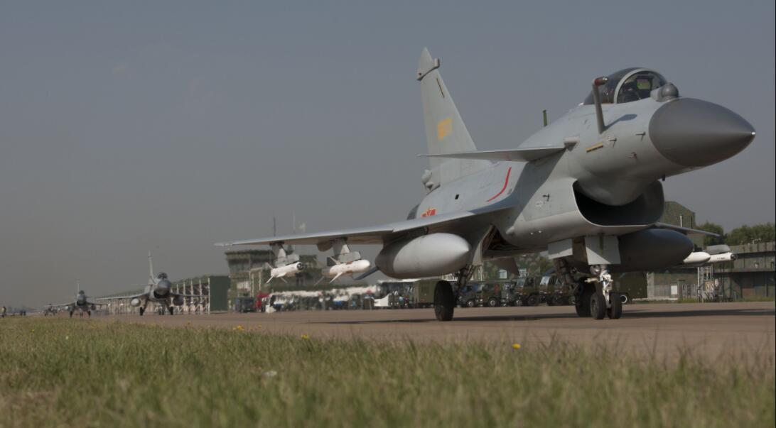 殲-10C與F-16V哪個(gè)更厲害？深度解析兩款戰(zhàn)斗機(jī)的優(yōu)劣，殲-10C與F-16V對(duì)決，深度解析兩款戰(zhàn)斗機(jī)的優(yōu)劣對(duì)比