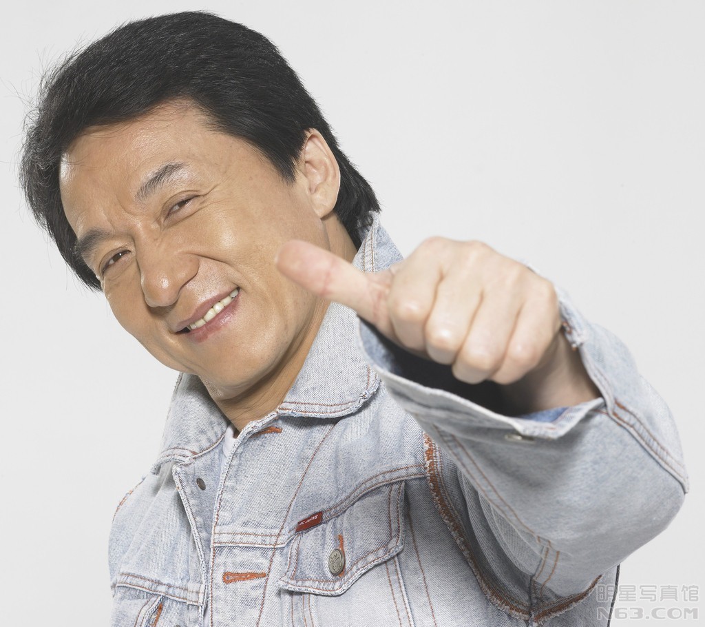 成龍個(gè)人簡(jiǎn)歷——華語(yǔ)影壇巨星的人生軌跡，成龍，華語(yǔ)影壇巨星的人生軌跡概覽