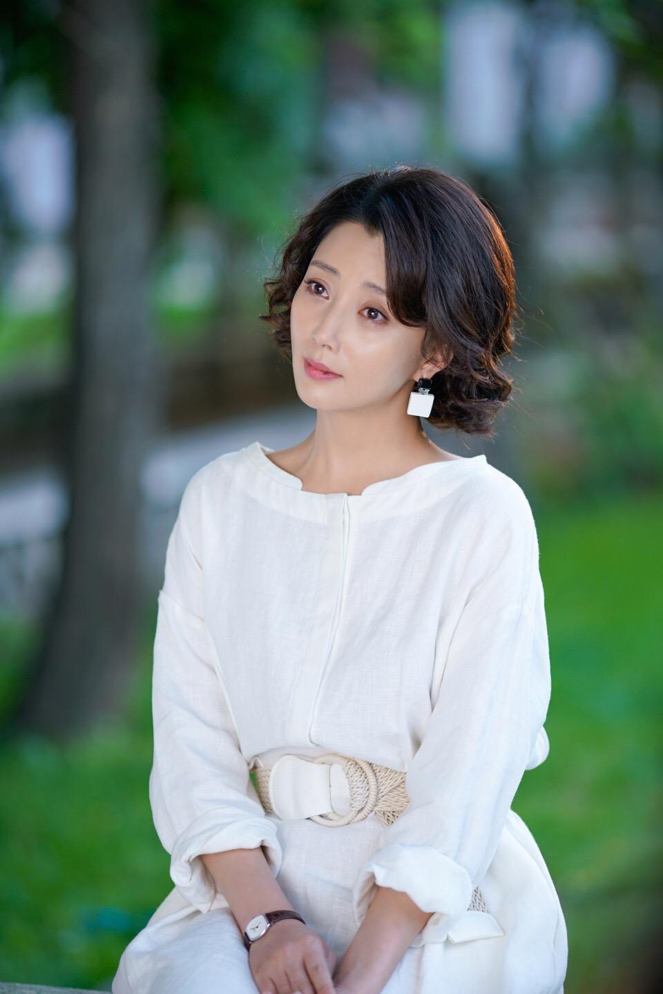 演員殷桃的簡(jiǎn)介，殷桃，演藝生涯的璀璨之星