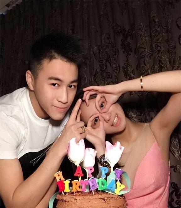 何猷君為什么娶大6歲的伴侶，深度解析背后的原因，深度解析，何猷君為何選擇迎娶大其六歲的伴侶？