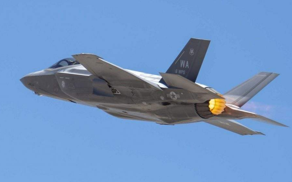 F-35戰(zhàn)機(jī)與殲-20對(duì)決，一場(chǎng)虛構(gòu)的空中較量，F(xiàn)-35與殲-20的虛構(gòu)空中對(duì)決