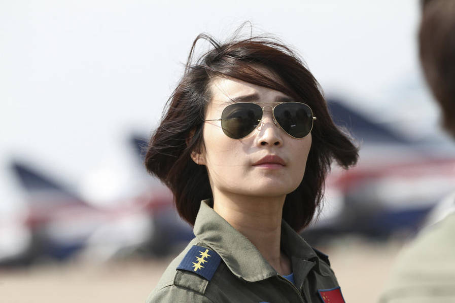 殲10女飛行員余旭，空中巾幗英雄的獨(dú)特風(fēng)采，殲10女飛行員余旭，空中巾幗英雄的風(fēng)采