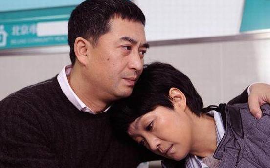揭秘張嘉譯前妻的真實(shí)身份，一段不為人知的往事，張嘉譯前妻揭秘，不為人知的往事