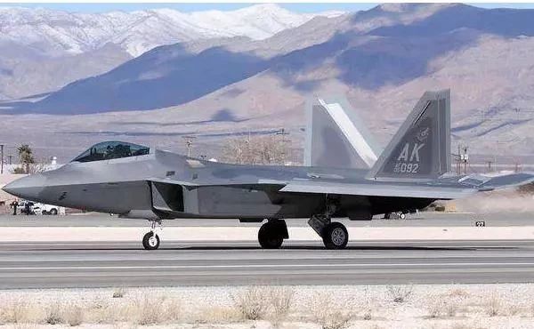 殲-20對陣F-35，兩大頂尖戰(zhàn)機的性能與戰(zhàn)略對比，殲-20與F-35頂尖戰(zhàn)機，性能與戰(zhàn)略對比