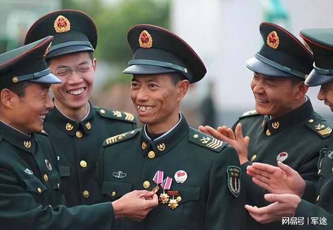 團(tuán)長(zhǎng)敢惹一級(jí)軍士長(zhǎng)嗎？——探討軍隊(duì)中的層級(jí)關(guān)系與領(lǐng)導(dǎo)力，軍隊(duì)層級(jí)關(guān)系與領(lǐng)導(dǎo)力探討，團(tuán)長(zhǎng)是否敢挑戰(zhàn)一級(jí)軍士長(zhǎng)？